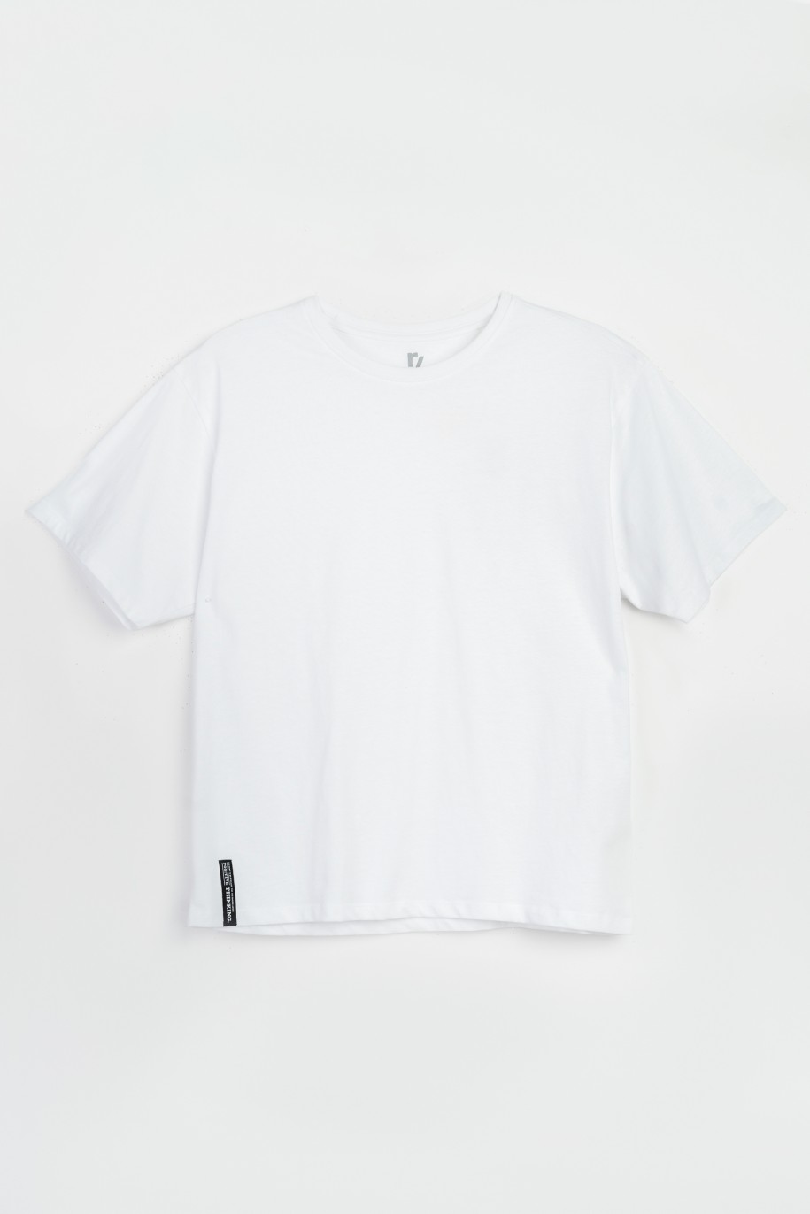 Biały t-shirt oversize z minimalistyczną naszywką - 47334