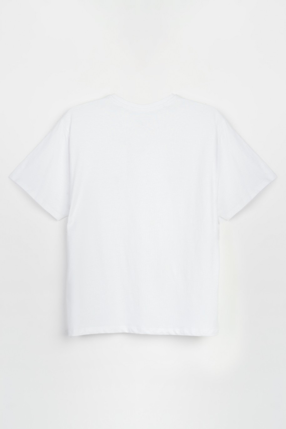 Biały t-shirt oversize z minimalistyczną naszywką - 47335