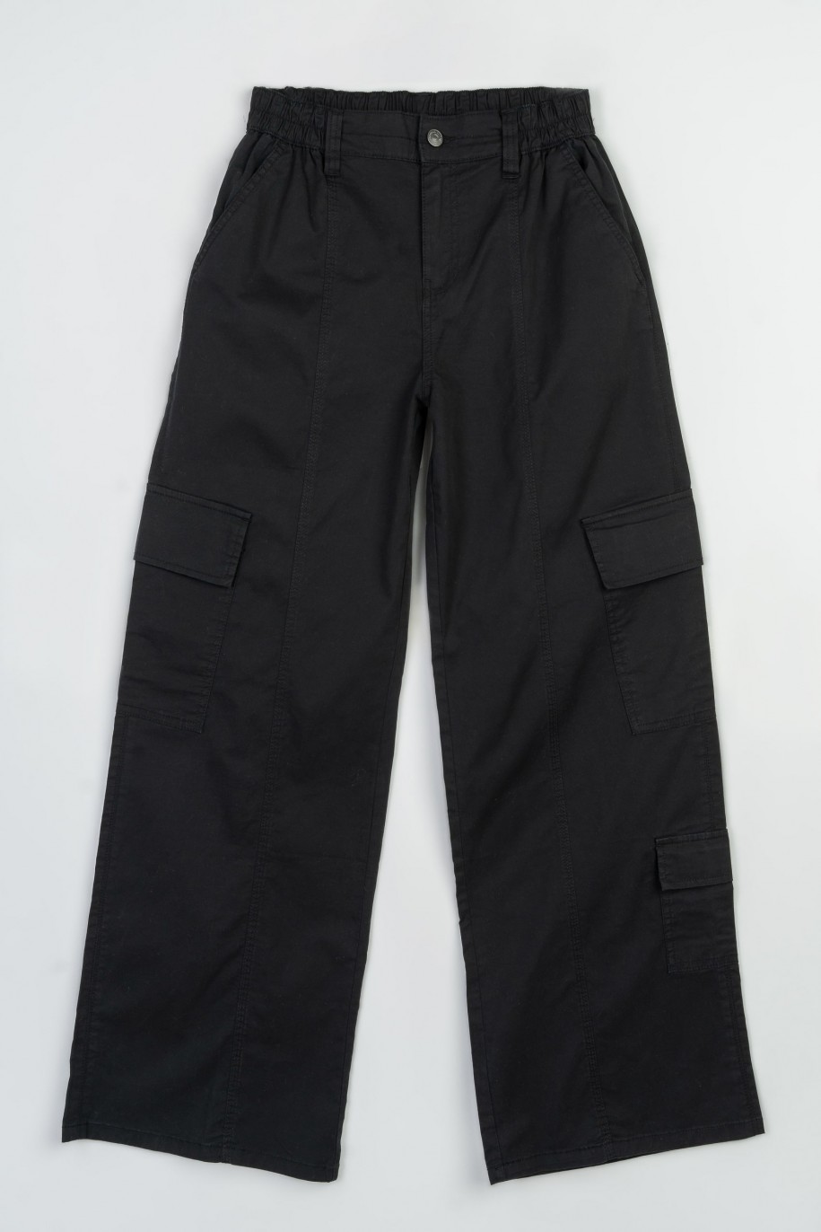 Czarne spodnie z szerokimi nogawkami z przestrzennymi kieszeniami - 47344