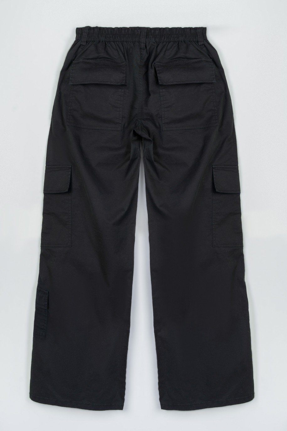 Czarne spodnie z szerokimi nogawkami z przestrzennymi kieszeniami - 47345