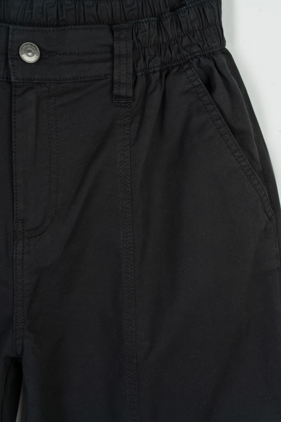 Czarne spodnie z szerokimi nogawkami z przestrzennymi kieszeniami - 47346