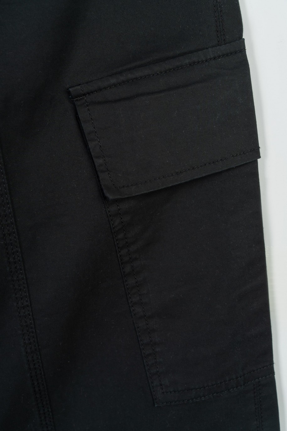 Czarne spodnie z szerokimi nogawkami z przestrzennymi kieszeniami - 47347