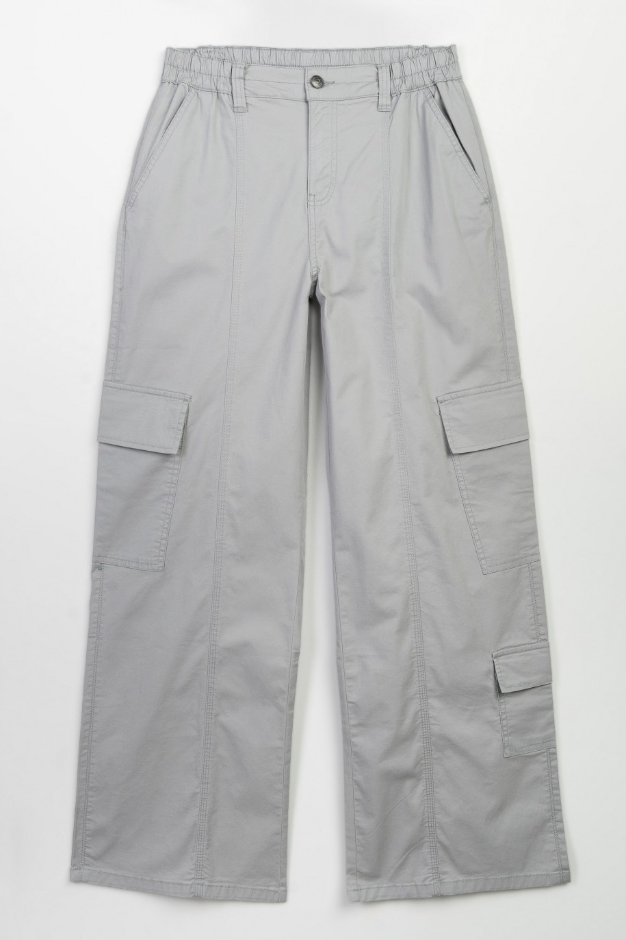 Szare spodnie z szerokimi nogawkami z przestrzennymi kieszeniami - 47348