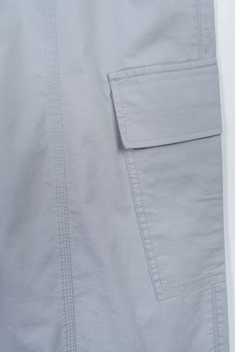 Szare spodnie z szerokimi nogawkami z przestrzennymi kieszeniami - 47349