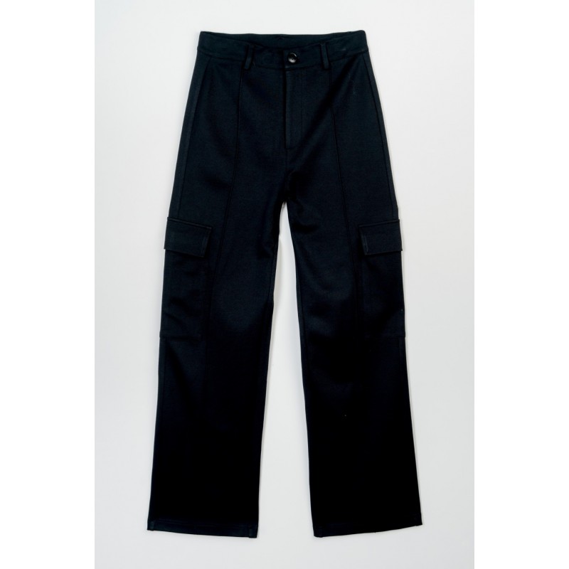 Czarne spodnie z szerokimi nogawkami z przestrzennymi kieszeniami - 47353