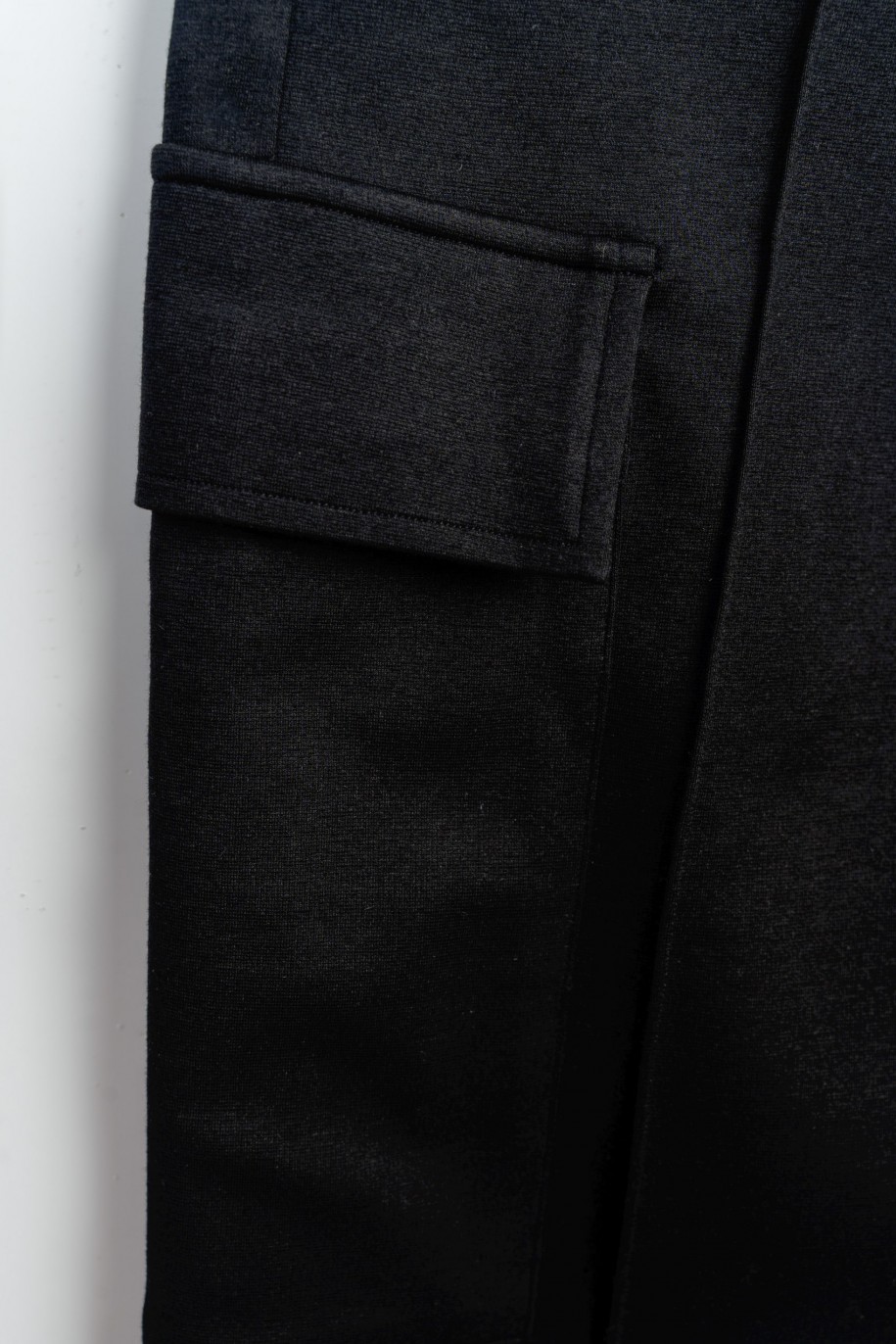Czarne spodnie z szerokimi nogawkami z przestrzennymi kieszeniami - 47355