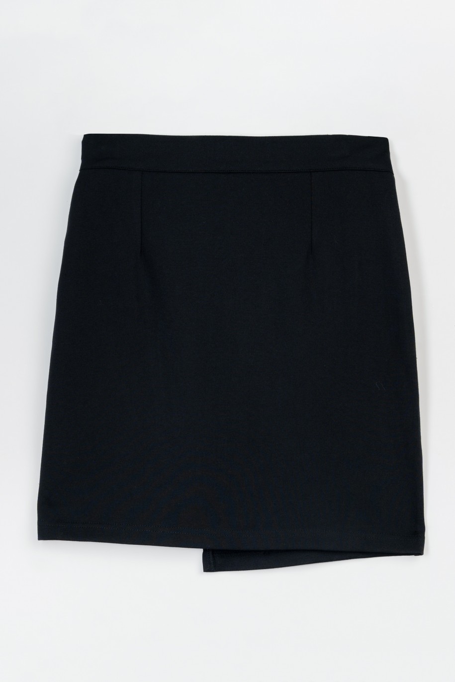 Czarna spódnica mini z ozdobnym zapięciem z przodu - 47359