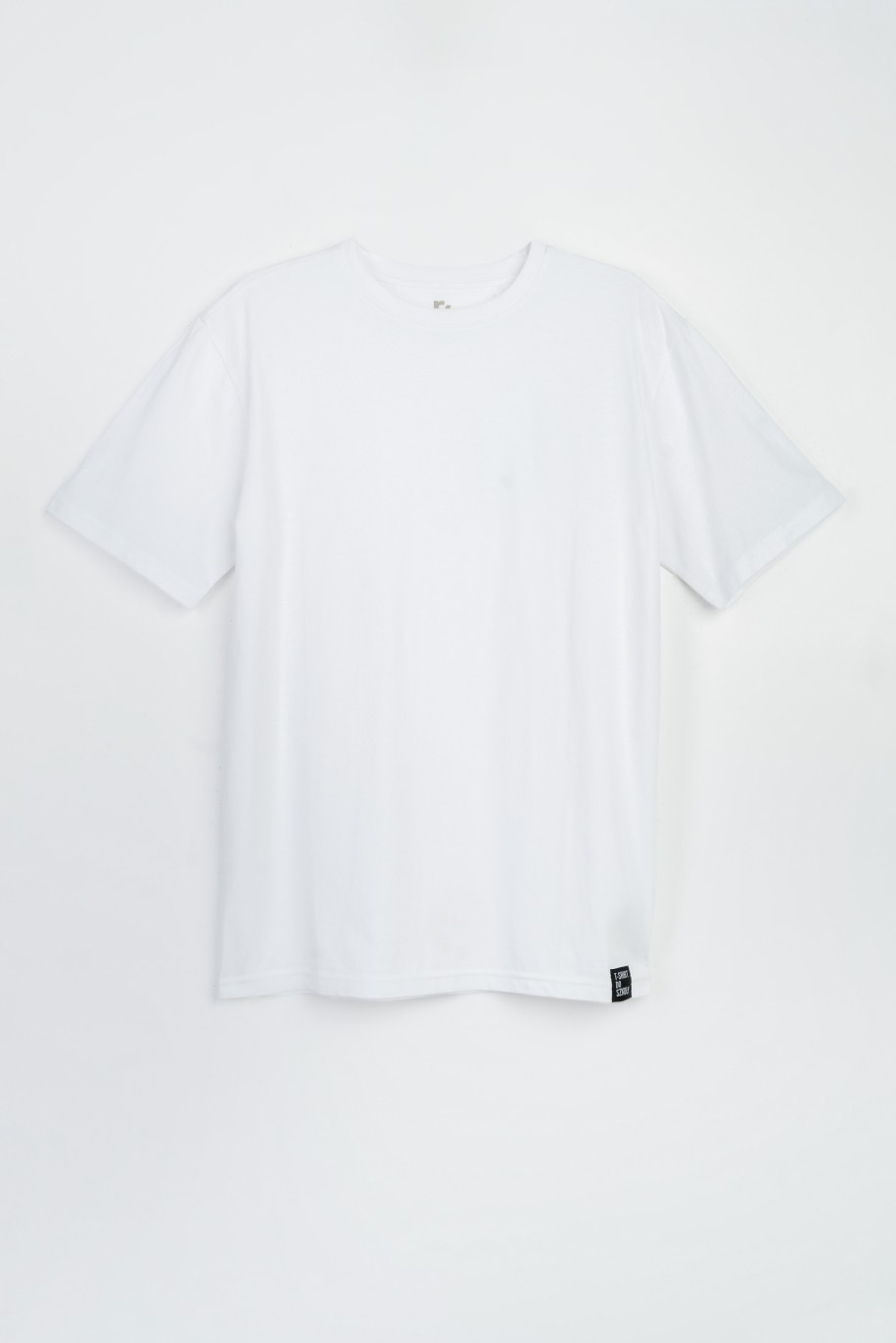 Biały t-shirt z czarną naszywką z przodu - 47374