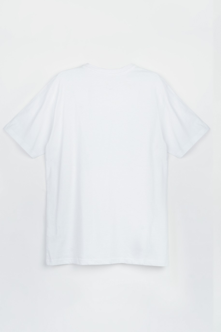Biały t-shirt z czarną naszywką z przodu - 47375