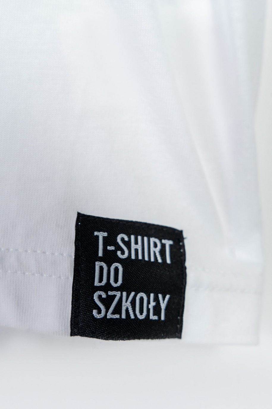 Biały t-shirt z czarną naszywką z przodu - 47376