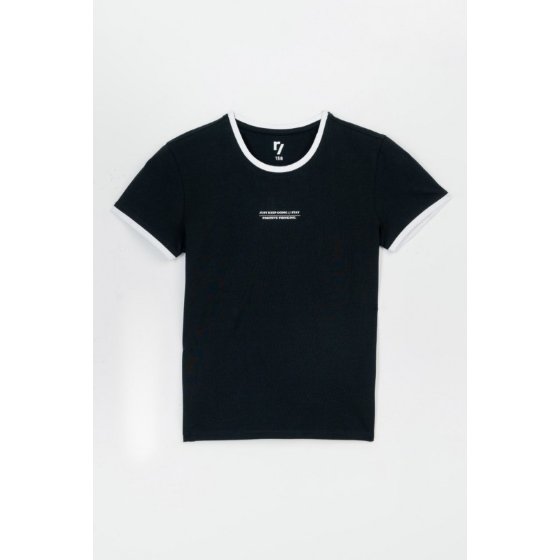 Czarny t-shirt z białą lamówką i wypukłym nadrukiem na wysokości piersi - 47377