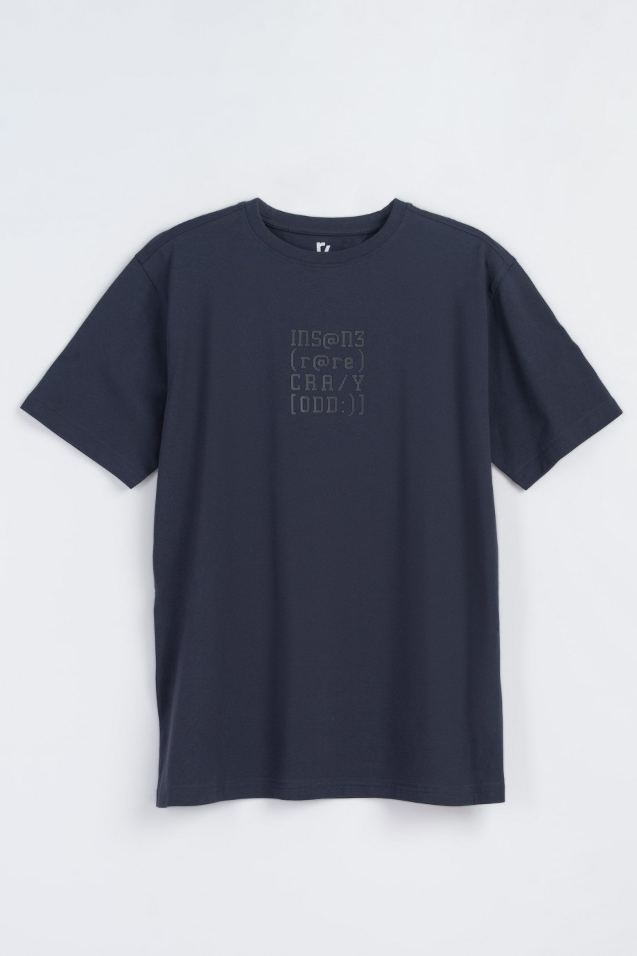 Granatowy t-shirt z niebieskim nadrukiem na wysokości piersi - 47383