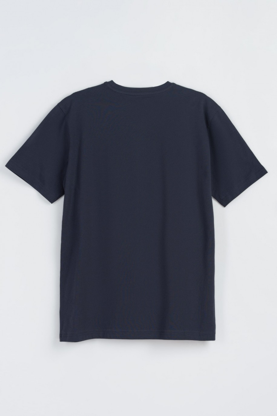 Granatowy t-shirt z niebieskim nadrukiem na wysokości piersi - 47384