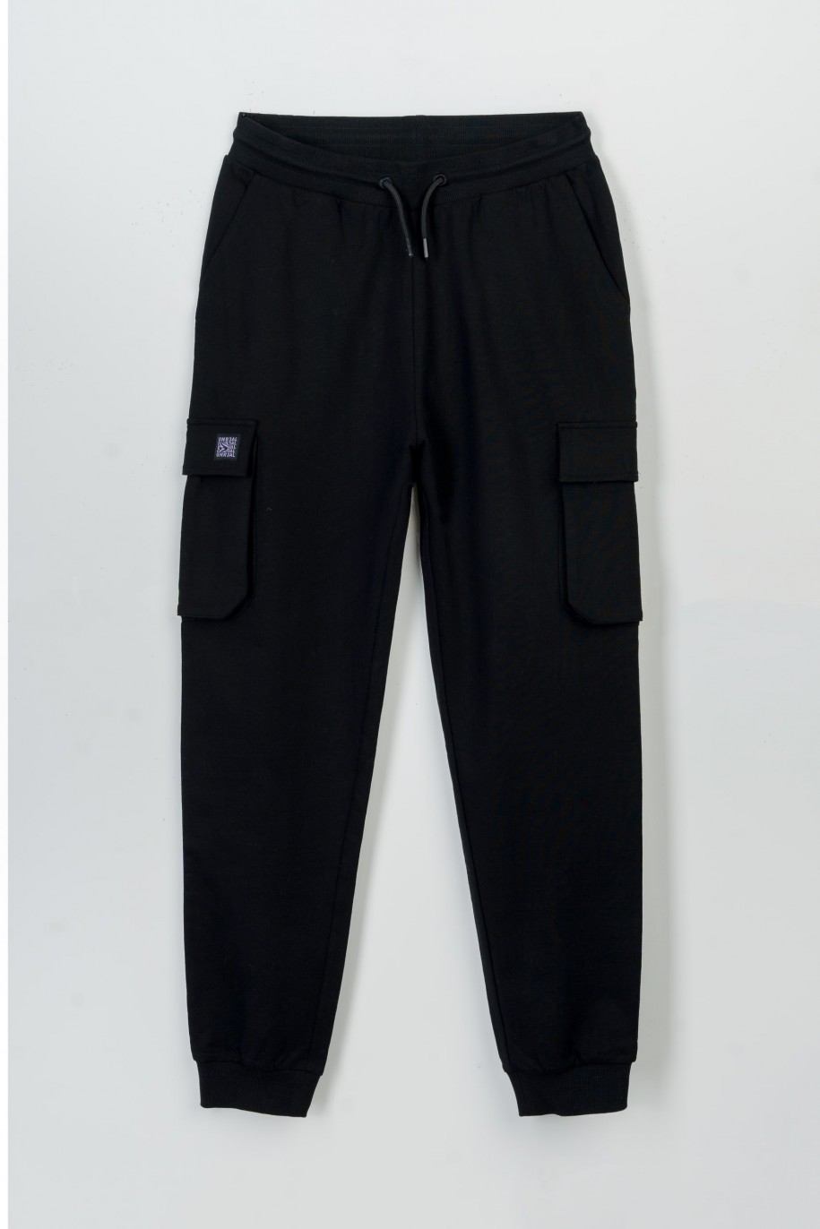 Czarne spodnie dresowe z przestrzennymi kieszeniami - 47407