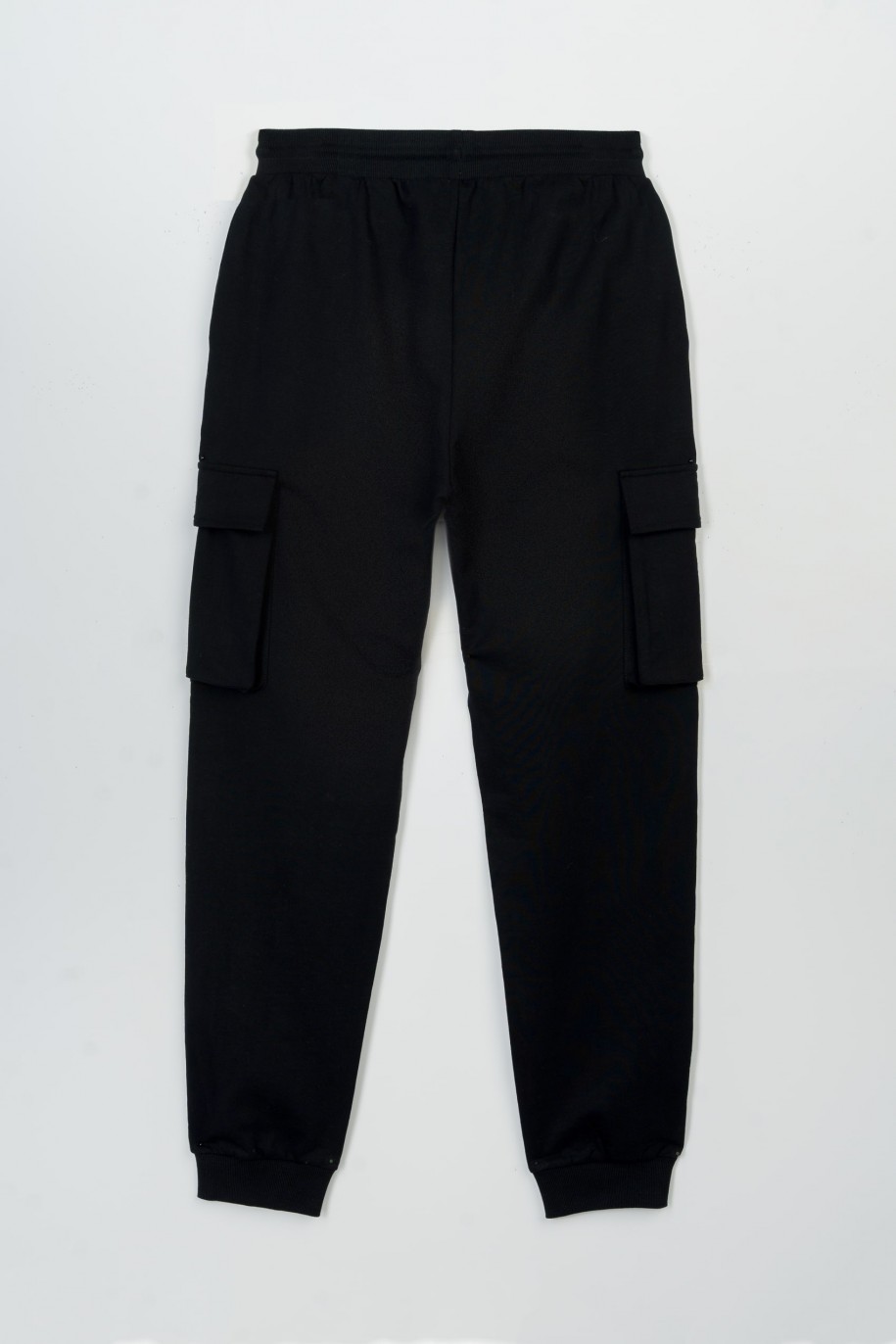 Czarne spodnie dresowe z przestrzennymi kieszeniami - 47408