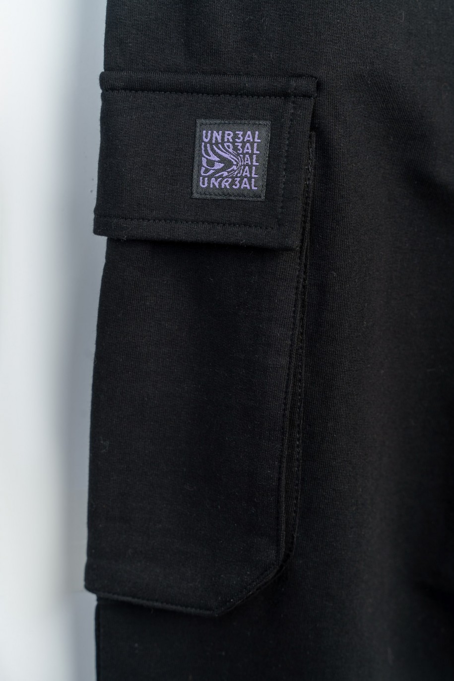 Czarne spodnie dresowe z przestrzennymi kieszeniami - 47409