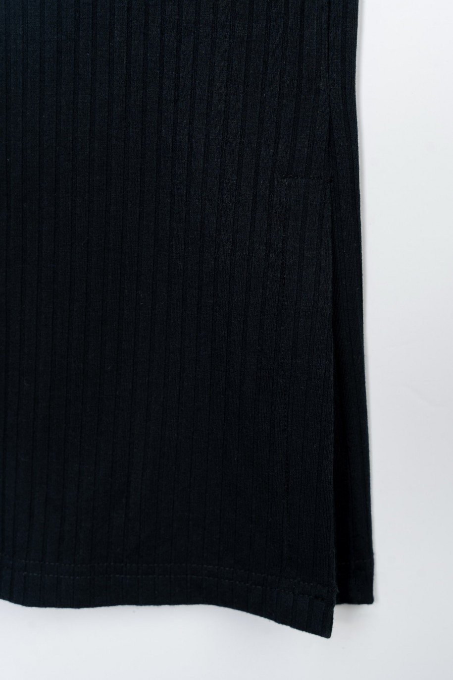 Czarne spodnie typu dzwony z prążkowanej dzianiny - 47418