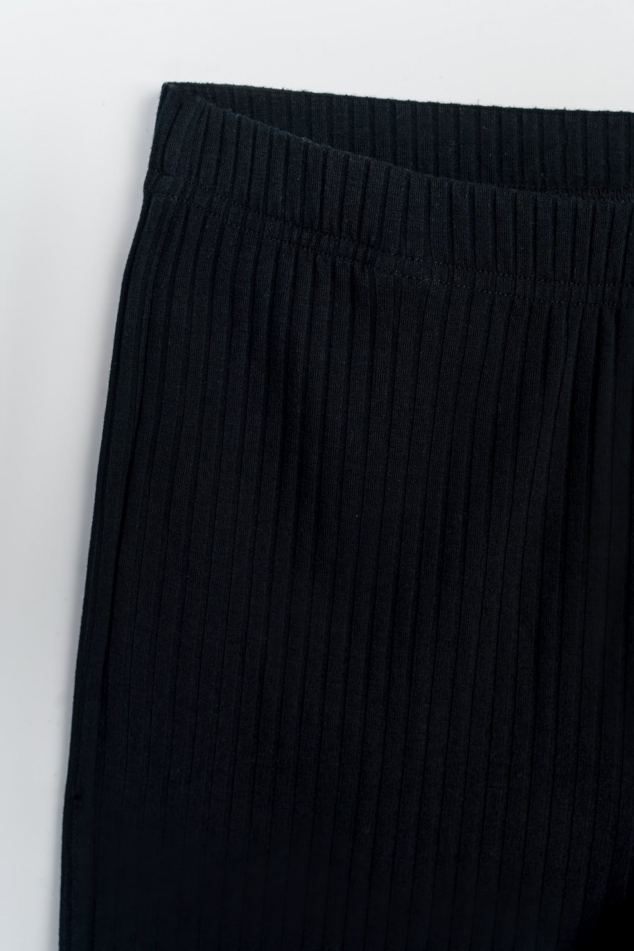 Czarne spodnie typu dzwony z prążkowanej dzianiny - 47419