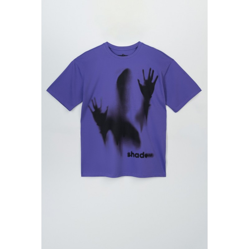 Fioletowy t-shirt oversize z czarną grafiką z przodu - 47420