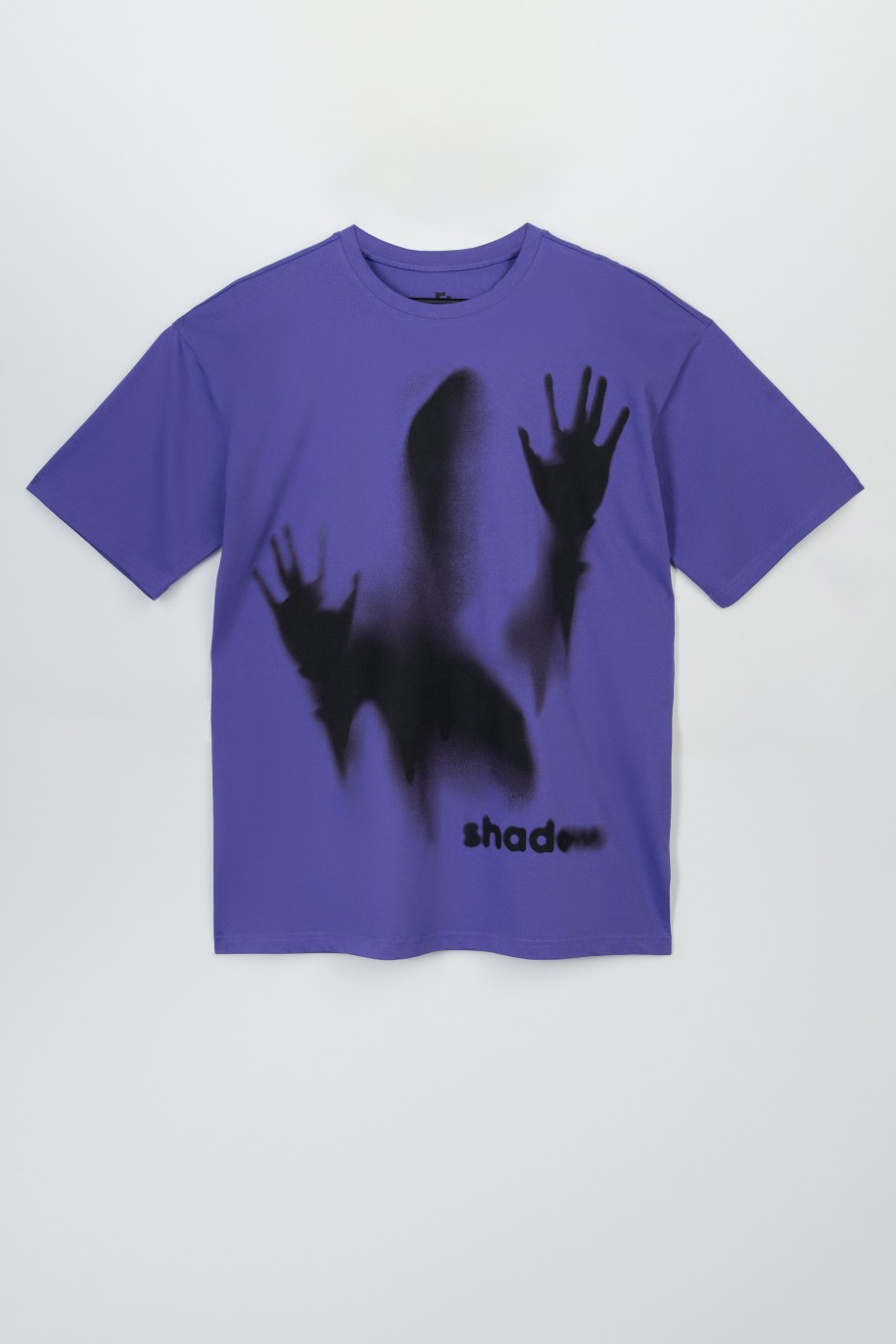 Fioletowy t-shirt oversize z czarną grafiką z przodu - 47420