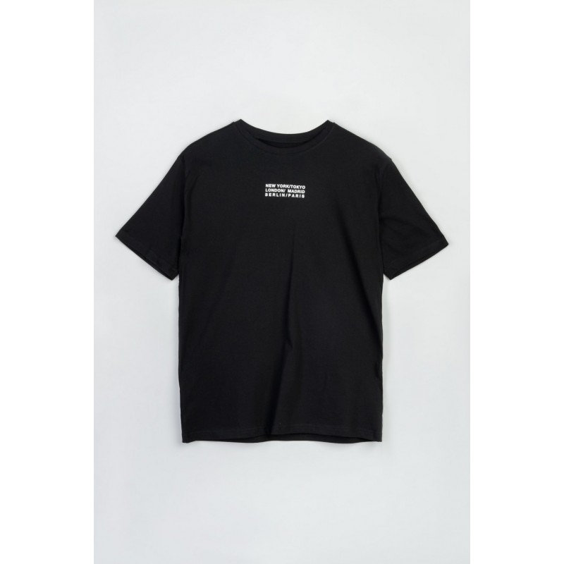 Czarny t-shirt z minimalistycznym nadrukiem z przodu - 47431