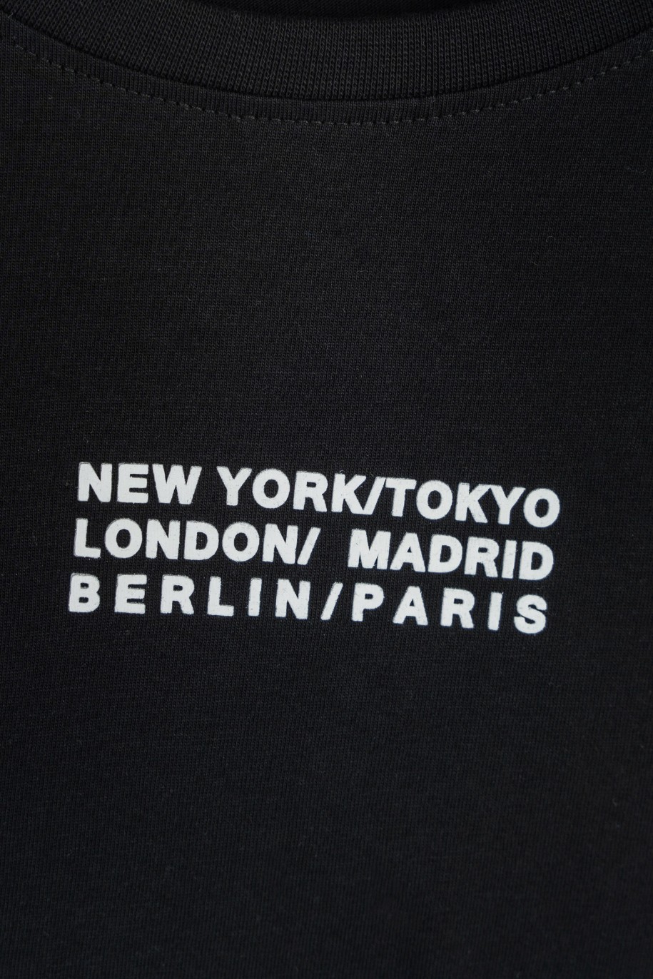 Czarny t-shirt z minimalistycznym nadrukiem z przodu - 47433