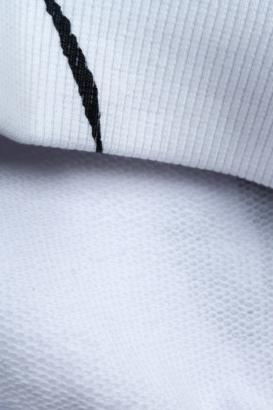 Biała bluza z kapturem z kontrastowym nadrukiem na całości - 47454