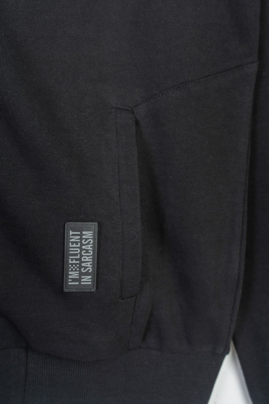 Czarna bluza bomberka z minimalistycznymi nadrukami zapiana na zamek - 47470