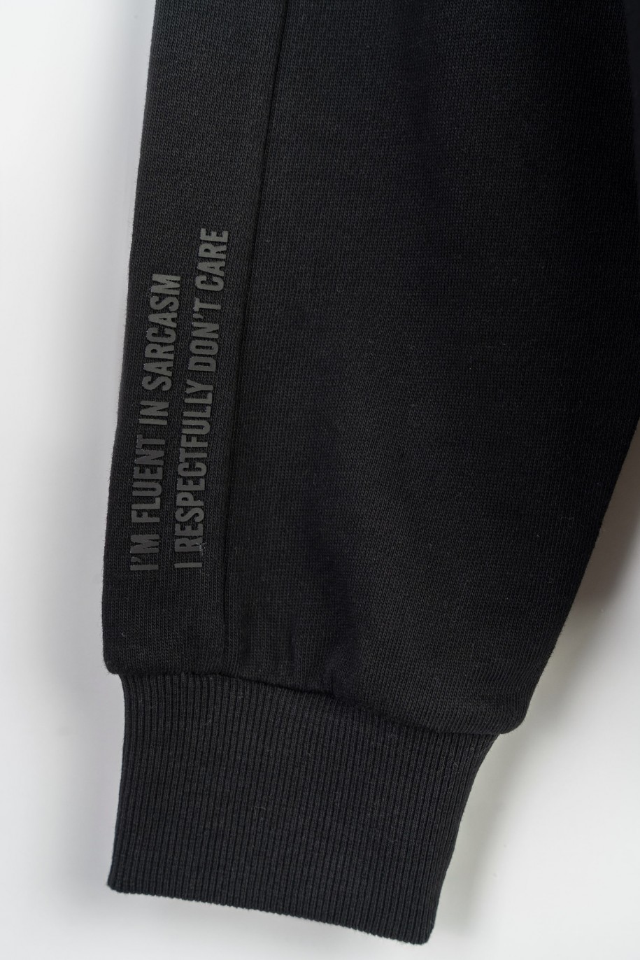 Czarna bluza bomberka z minimalistycznymi nadrukami zapiana na zamek - 47473