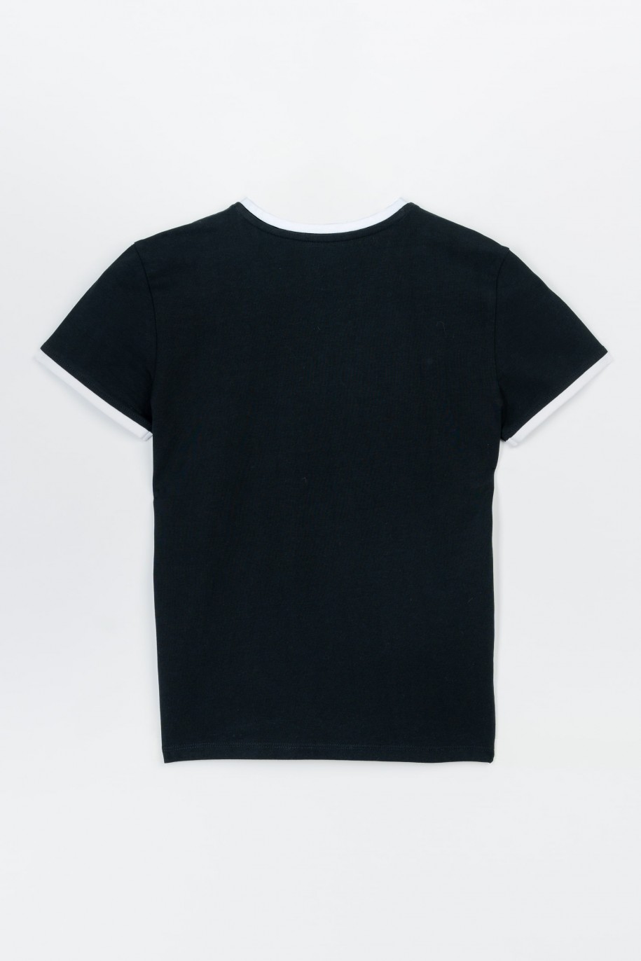 Czarny t-shirt z białą lamówką i wypukłym nadrukiem na wysokości piersi - 47475