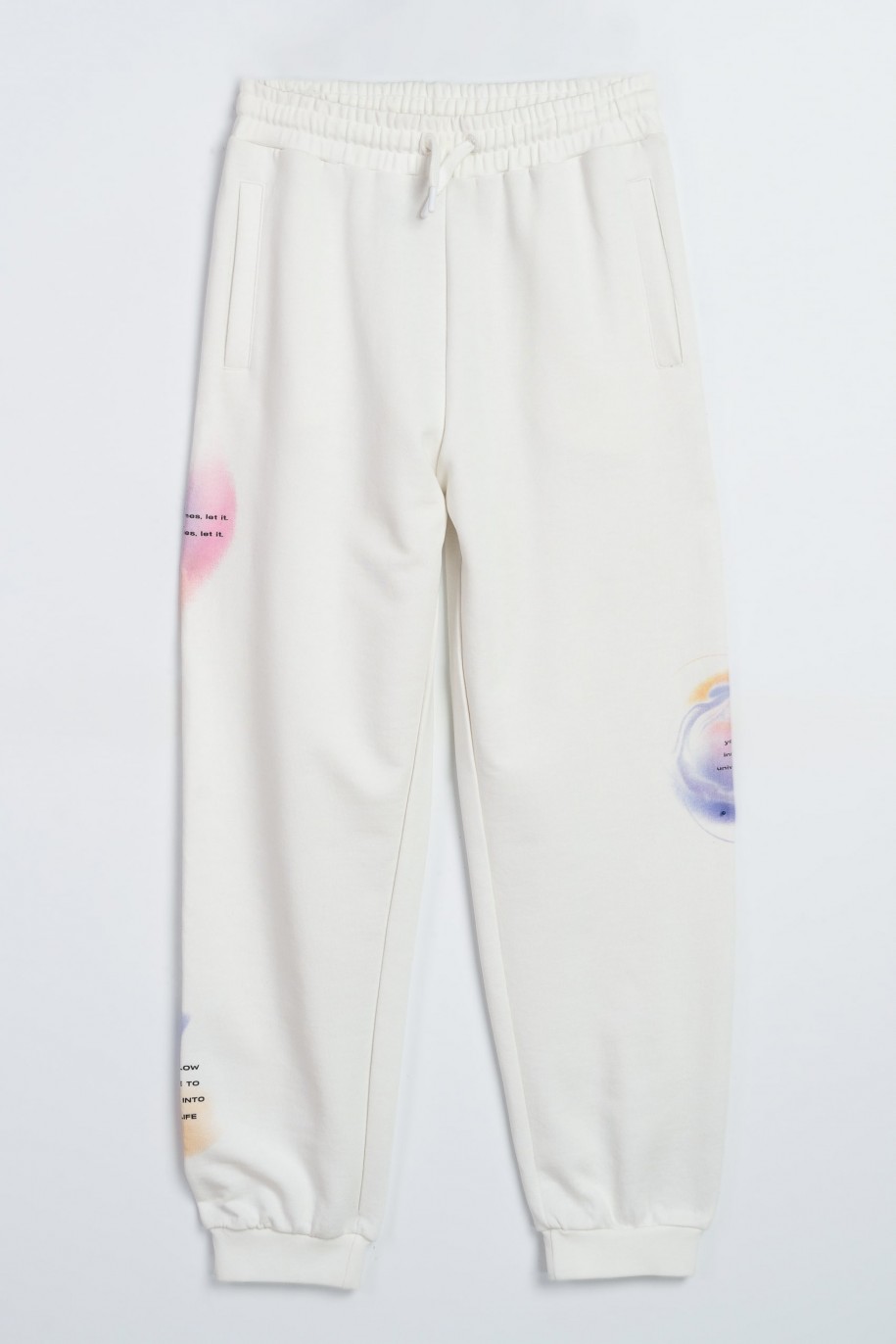Białe spodnie dresowe z kolorowymi nadrukami na nogawkach - 47495