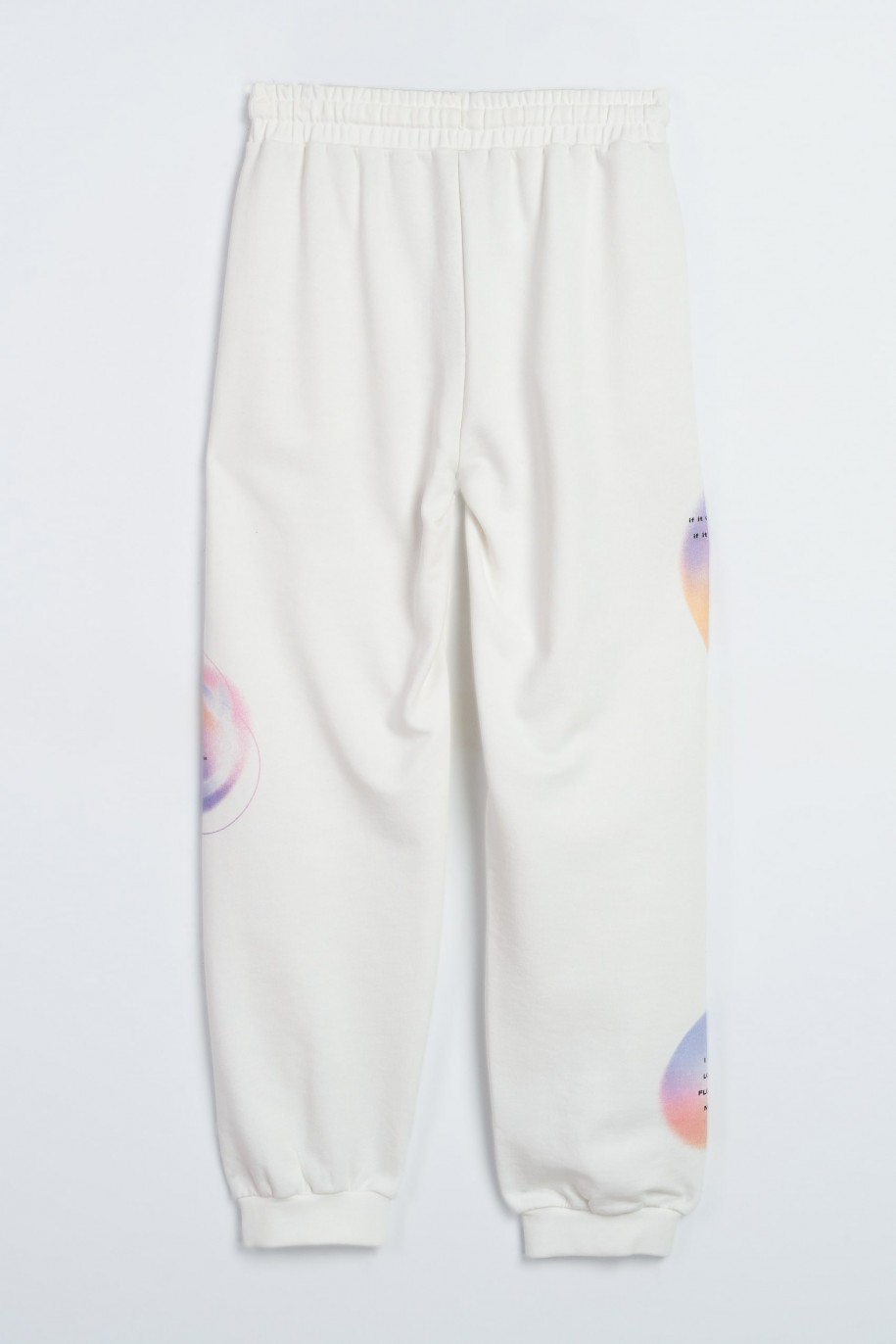 Białe spodnie dresowe z kolorowymi nadrukami na nogawkach - 47496