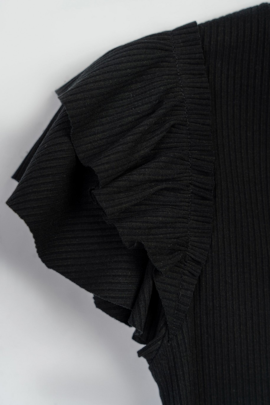 Czarna bluzka z dzianiny prążkowanej z ozdobnymi rękawami - 47522