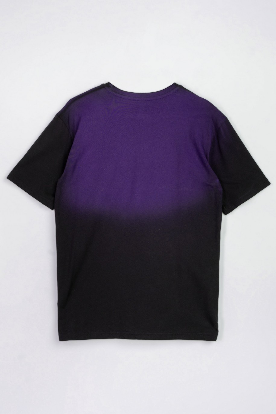 Czarny t-shirt z fioletowym nadrukiem imitującym cieniowanie - 47543