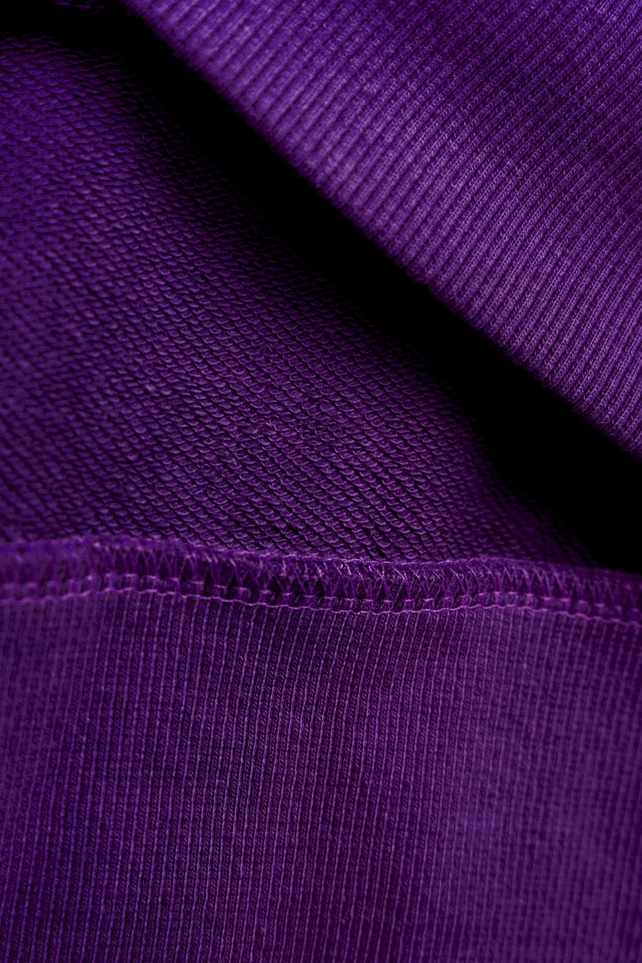 Fioletowa bluza z kapturem z kolorowym nadrukiem z przodu i na rękawie - 47554