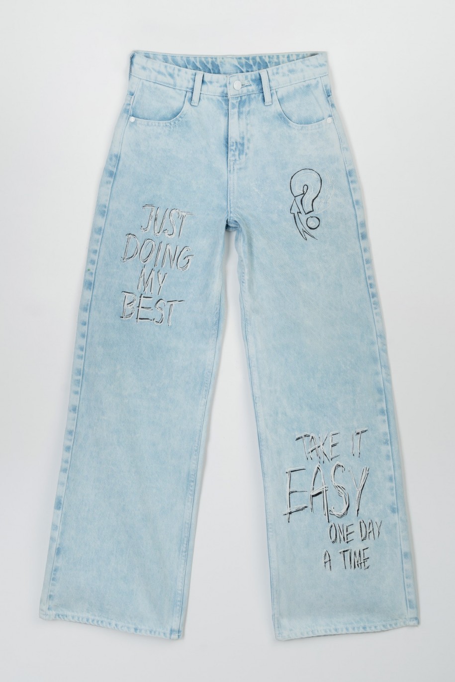 Jasnoniebieskie jeansowe spodnie z szerokimi nogawkami z kolorowymi nadrukami - 47561