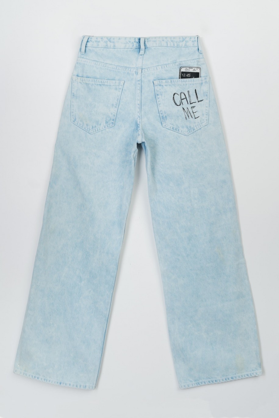Jasnoniebieskie jeansowe spodnie z szerokimi nogawkami z kolorowymi nadrukami - 47562