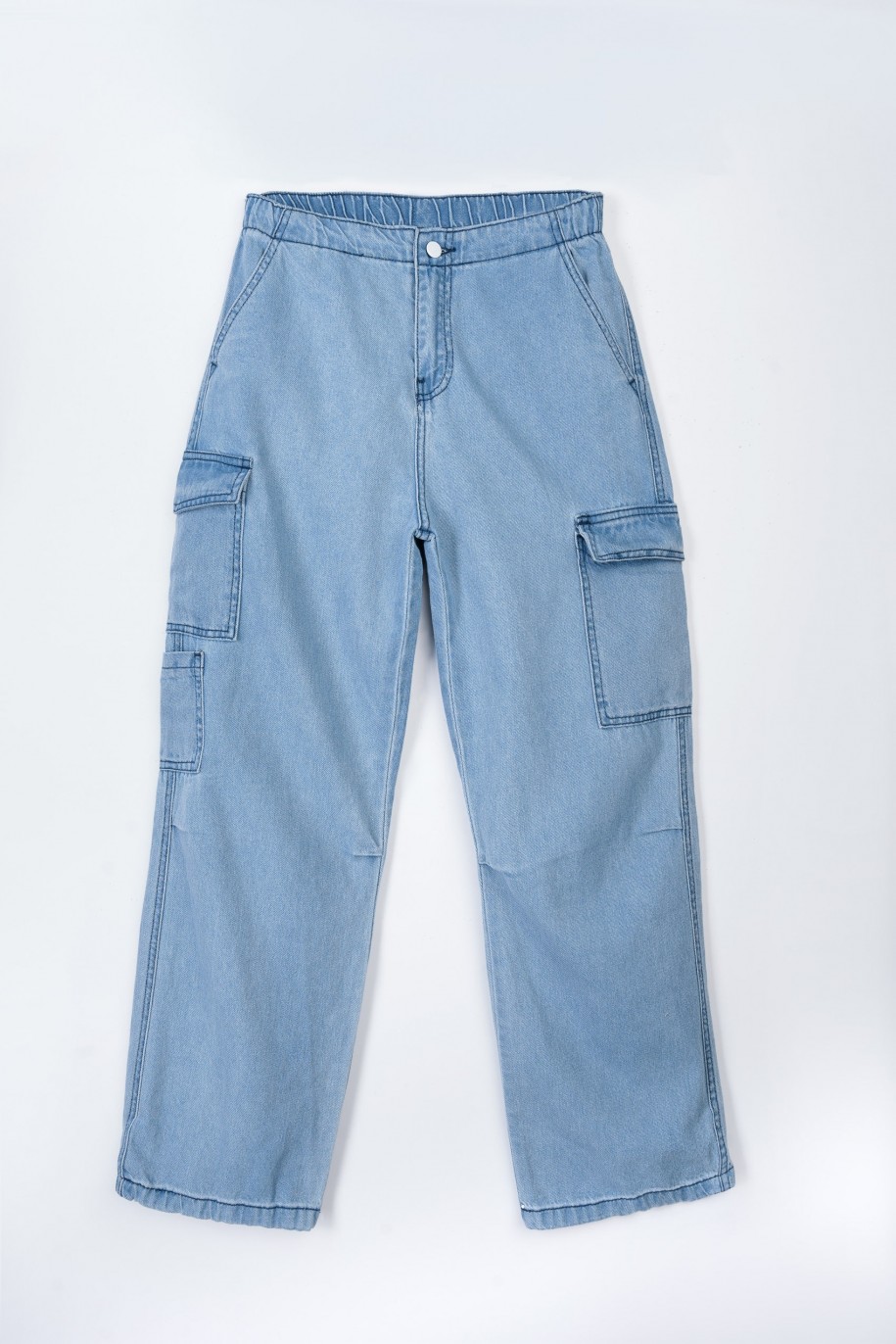 Niebieskie jeansowe spodnie typu cargo z przestrzennymi kieszeniami - 47565