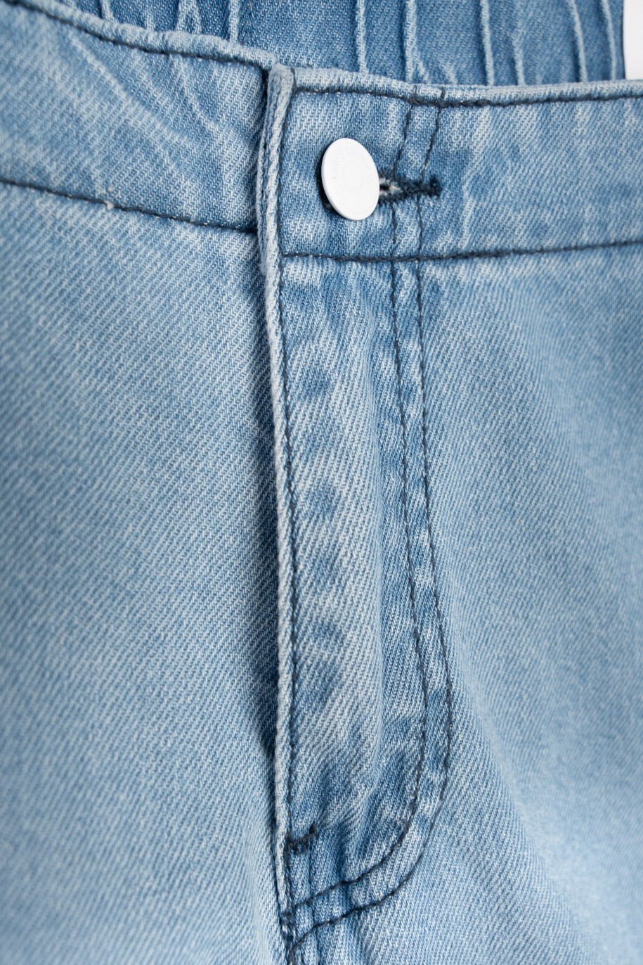 Niebieskie jeansowe spodnie typu cargo z przestrzennymi kieszeniami - 47567