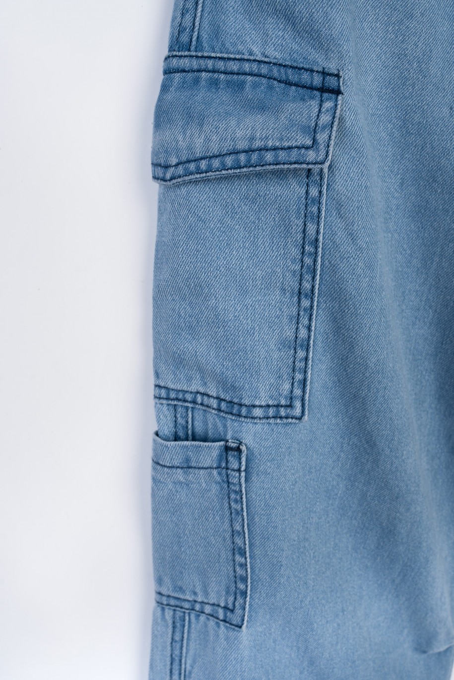Niebieskie jeansowe spodnie typu cargo z przestrzennymi kieszeniami - 47568