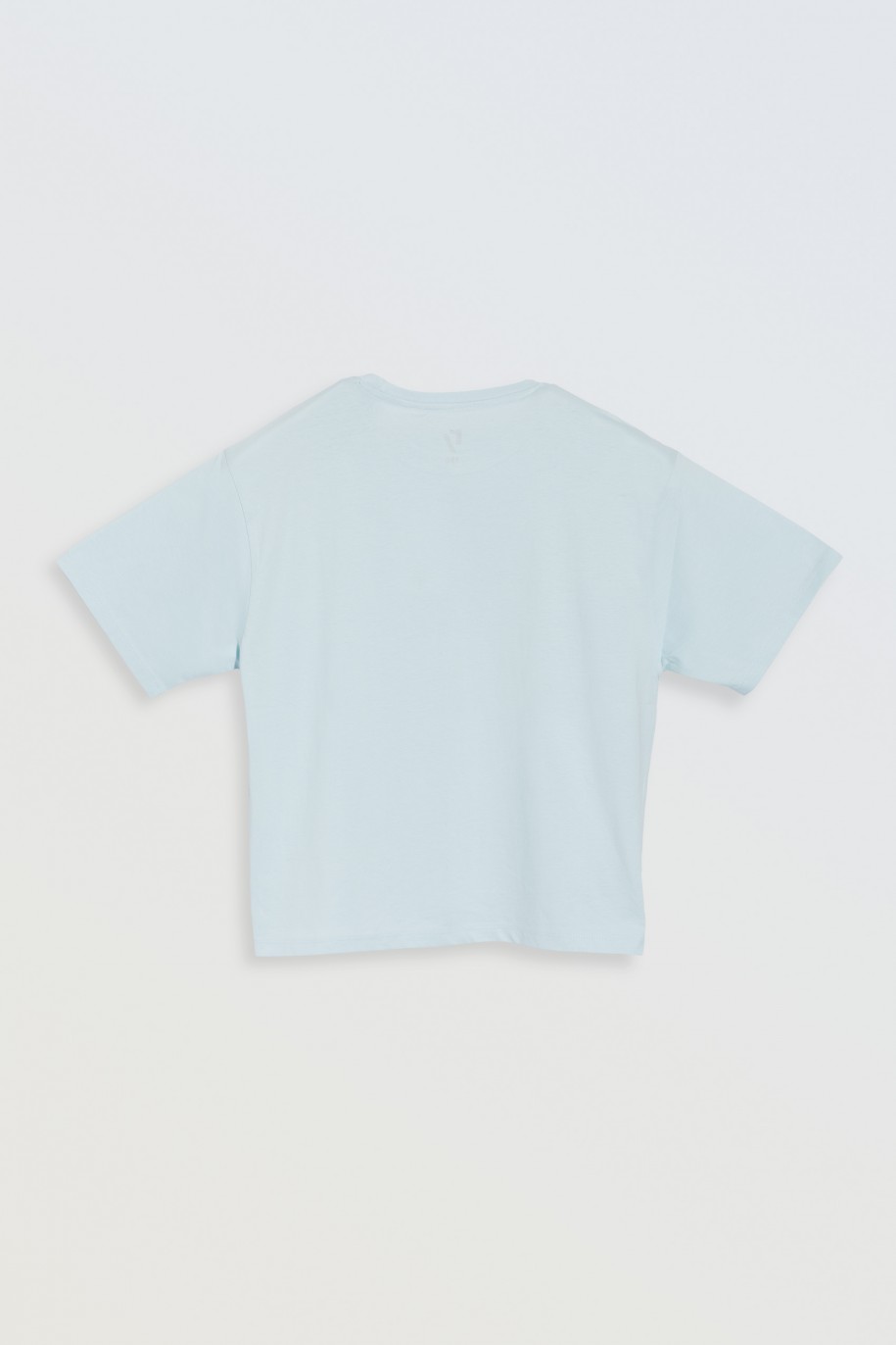 Błękitny t-shirt z kolorowym nadrukiem z przodu - 47579