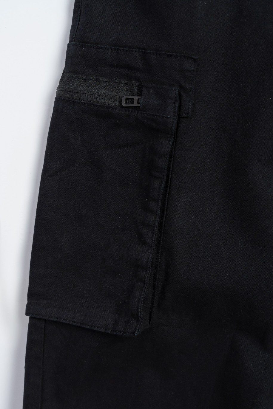 Czarne spodnie bawełniane z przestrzennymi kieszeniami - 47586