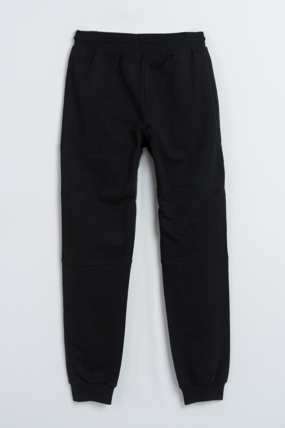 Czarne spodnie dresowe z minimalistycznym nadrukiem z boku - 47588