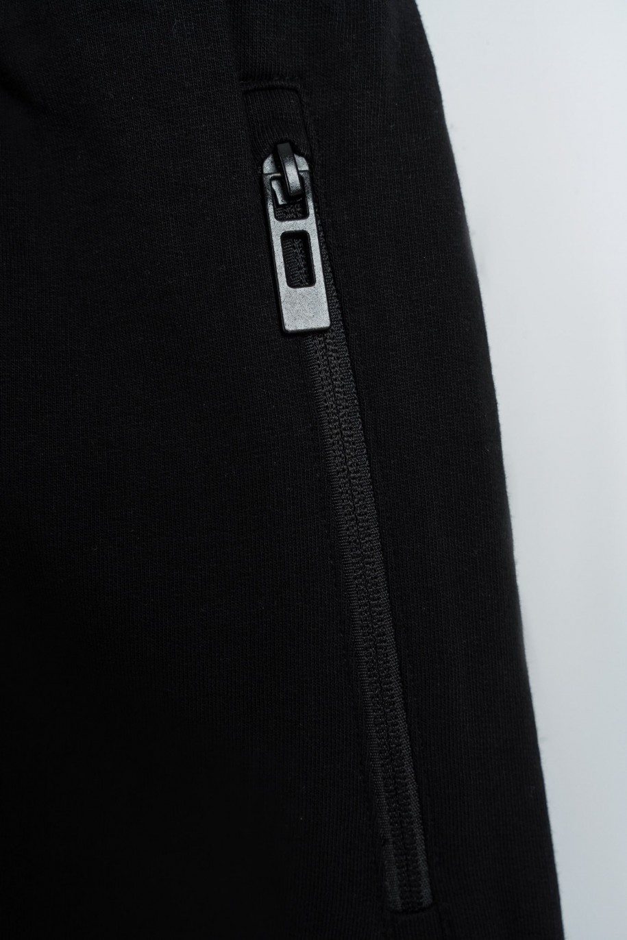 Czarne spodnie dresowe z minimalistycznym nadrukiem z boku - 47590