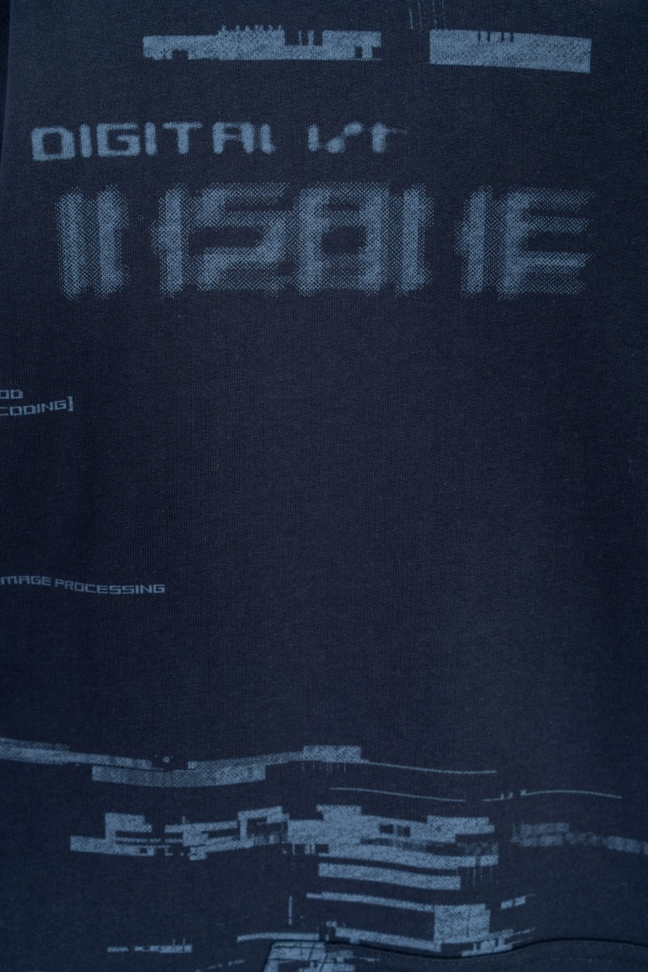 Granatowa bluza z kapturem z niebieskim nadrukiem na całości wkładana przez głowę - 47601