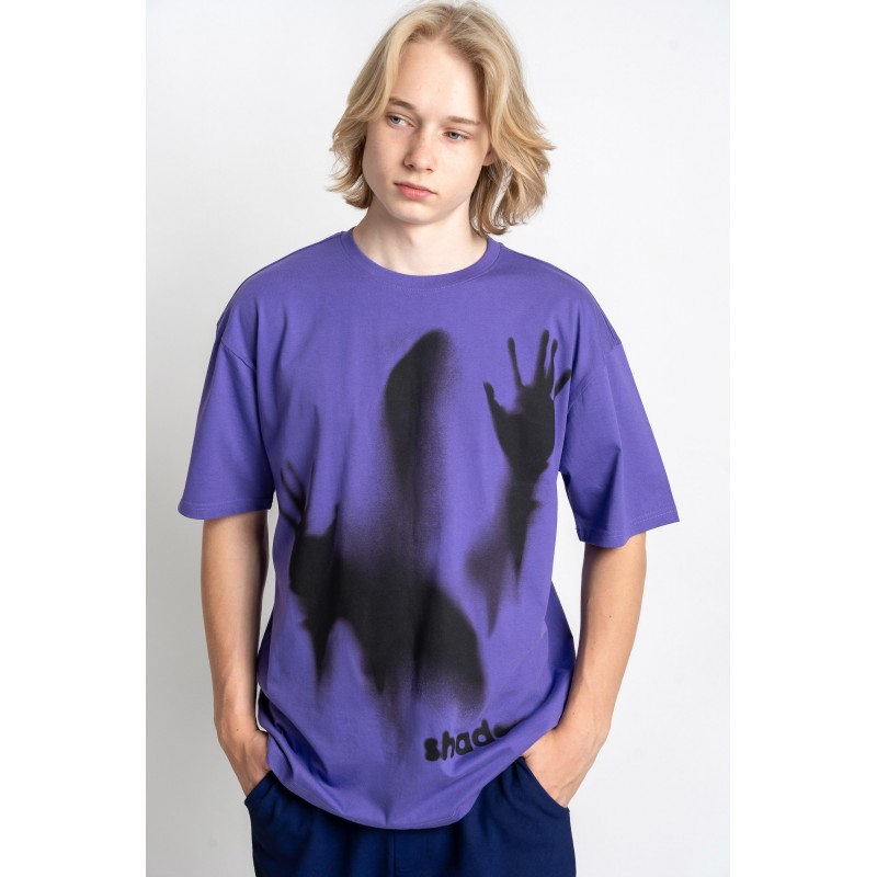 Fioletowy t-shirt oversize z czarną grafiką z przodu - 47689