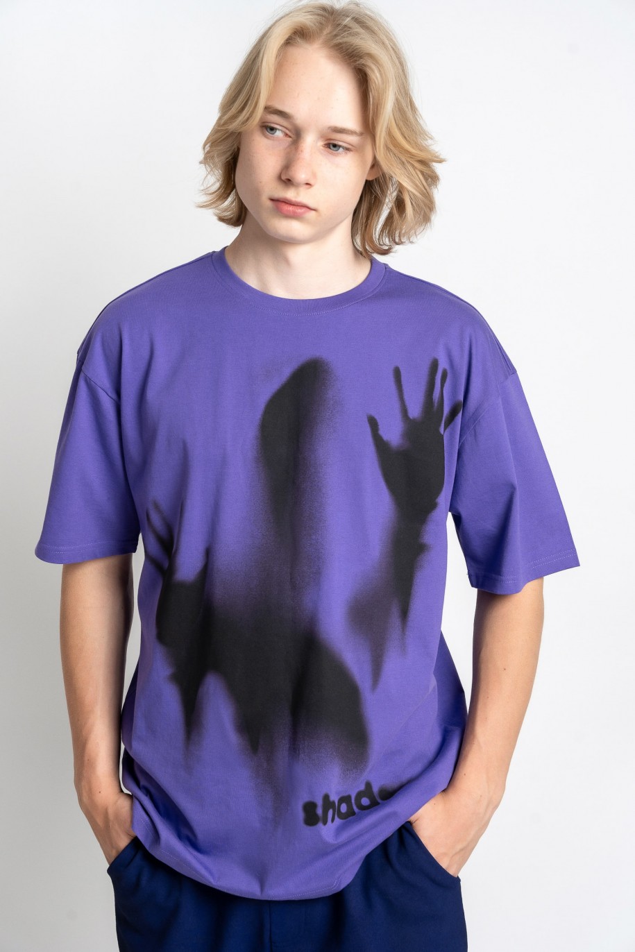 Fioletowy t-shirt oversize z czarną grafiką z przodu - 47689