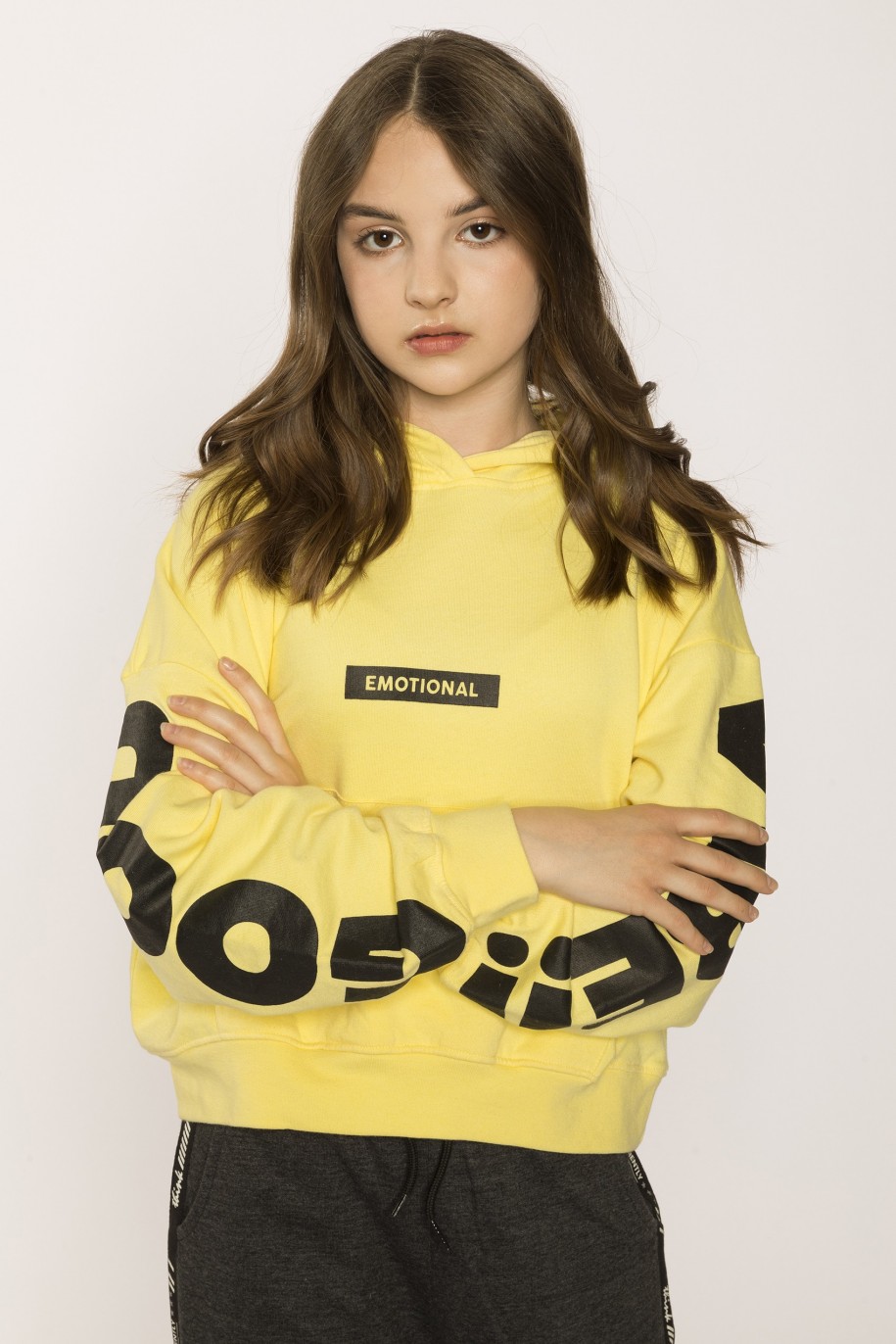 żółta bluza dla dziewczyny emotional reporter young